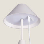 Lampe à poser blanche métal, abat-jour conique, tige verticale, câble USB de recharge