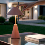 Lampe à poser brun rosé finition mate, abat-jour conique et base conique, posée en extérieur
