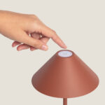 Lampe à poser conique métal brun mat avec bouton tactile sur le dessus