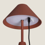 Lampe à poser métal brun abat-jour conique diffuseur blanc avec câble USB visible