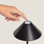 Lampe à poser noire en métal conique avec bouton tactile circulaire au sommet