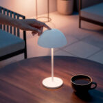 Lampe de table blanche à dôme, tige fine et base ronde, commande tactile