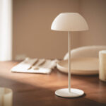 Lampe à poser blanche à abat-jour champignon, tige fine et socle rond