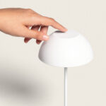 Lampe à poser blanche en forme de dôme avec tige fine et commande tactile