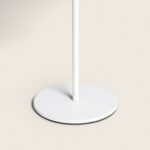 Lampe à poser base ronde blanche avec tige verticale fine finition mate