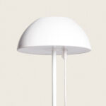 Lampe à poser blanche à abat-jour hémisphérique, tige fine et câble USB visible