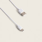 Câble USB‑A vers USB‑C blanc, connecteurs métalliques pour recharge et transfert de données