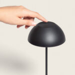 Lampe à poser noire mate avec abat-jour en dôme et tige fine