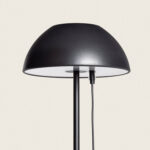Lampe à poser noire en métal mat, abat-jour dôme sur pied avec câble de charge USB visible