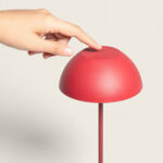 Lampe à poser rouge dôme fini mat, tige fine, commande tactile sur le dessus
