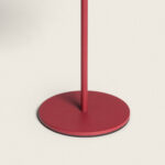 Lampe à poser rouge base ronde en métal mat avec tige fine