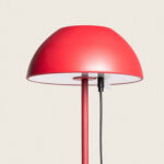 Lampe à poser rouge forme champignon avec tige métal et câble USB apparent