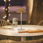 Lampe à poser taupe à abat-jour dôme, tige fine et base ronde, éclairage d'extérieur