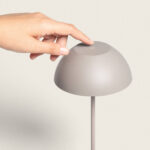 Lampe à poser portable taupe en forme de dôme sur tige, commande tactile visible