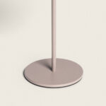 Lampe à poser taupe, socle rond en métal mat et tige fine