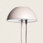 Lampe à poser taupe à abat-jour dôme, tige métallique et câble USB visible