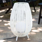 Lampe à poser blanche en rotin tressé, lanterne ovale sur petits pieds