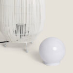 Lampe à poser en rotin blanc avec globe opalin détaché, petits pieds métalliques