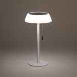 Lampe à poser solaire blanche en métal, abat-jour éclairant rond sur pied et base circulaire