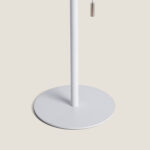 Lampe à poser blanche en métal, base ronde plate et tige verticale avec chaîne à tirette
