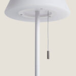 Lampe à poser blanche en métal avec abat-jour rond et tirette métallique