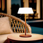 Lampe à poser abat-jour blanc, piètement métal brun et base ronde