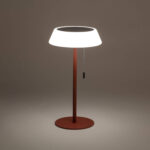 Lampe à poser brun métal avec abat-jour rond blanc, pied cylindrique et tirette d'allumage