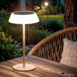 Lampe à poser solaire crème en métal à abat-jour rond avec panneau solaire visible