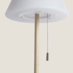 Lampe à poser crème avec abat-jour rond, pied métal doré mat et chaîne de tirage métallique