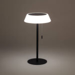 Lampe à poser noire en métal, abat-jour blanc, panneau solaire sur le dessus et cordon tirette