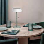 Lampe à poser solaire vert céladon en métal, finition mate pour table