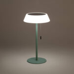 Lampe à poser vert céladon en métal, abat-jour blanc diffusant, socle rond, tige fine et chaînette de commande