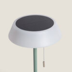 Lampe à poser solaire abat-jour blanc conique, pied métal vert céladon avec panneau solaire circulaire