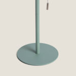 Lampe à poser métal vert céladon, base ronde plate et tige cylindrique avec chaîne de tirage