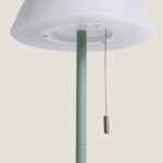 Lampe à poser métal vert céladon avec mât cylindrique, diffuseur blanc et cordon à tirette métallique