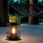 Lampe à poser extérieure cylindrique en grillage métallique noir avec anse, éclairage chaud