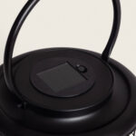 Lampe à poser solaire noire en métal avec panneau photovoltaïque et poignée