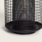 Lampe à poser extérieure noire en métal perforé et grille cylindrique sur socle rond