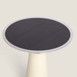 Lampe à poser solaire beige avec panneau solaire circulaire et base conique