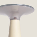 Lampe à poser beige, pied conique texturé et abat-jour diffuseur circulaire transparent