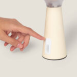 Lampe à poser beige conique LED avec interrupteur latéral visible