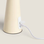 Lampe à poser beige conique texturée avec câble USB branché