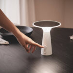 Lampe à poser blanche LED, socle conique et abat-jour circulaire, bouton tactile visible