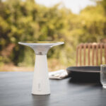 Lampe à poser solaire blanche, pied conique et abat-jour disque, portable pour table extérieure