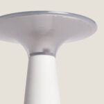 Lampe à poser blanche avec abat-jour rond plat et fût texturé, LED solaire portable