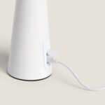 Lampe à poser conique blanche finition texturée, port USB branché