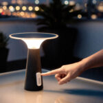 Lampe à poser noire conique, diffuseur blanc circulaire et interrupteur latéral blanc