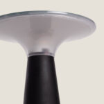 Lampe à poser noire avec socle conique texturé et abat-jour translucide rond