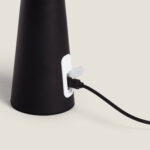 Lampe à poser noire conique avec port USB apparent et câble de recharge