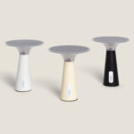 Lot de trois lampes à poser solaires blanches, beige et noires, base conique, panneau solaire circulaire